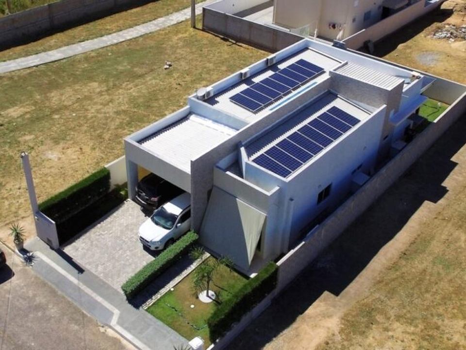Residência com usina no telhado